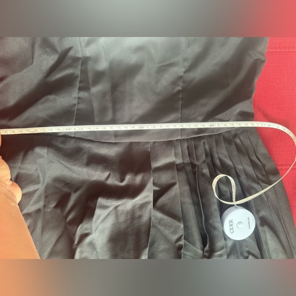 Elegant Black and White One-Shoulder Dress - Picture 12 of 13